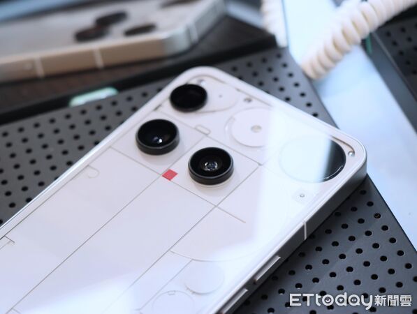 ▲▼    Nothing Phone(3）,HeadPhone(1)  ,手機       。（圖／記者蘇晟彥攝）