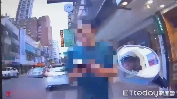 ▲在路旁飲料店上班郝男因情緒失控罵警有牌流氓遭逮捕送辦。（圖／記者張君豪翻攝）