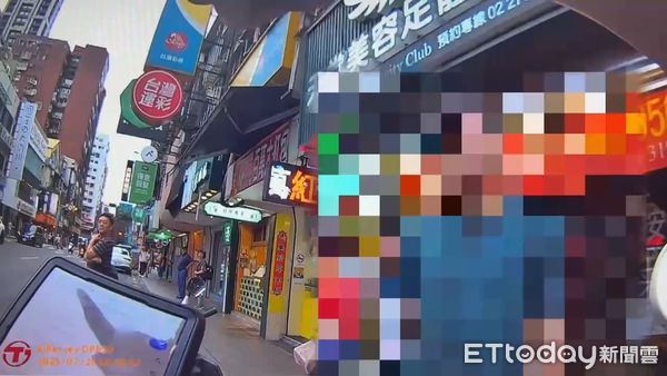 ▲在路旁飲料店上班郝男因情緒失控罵警有牌流氓遭逮捕送辦。（圖／記者張君豪翻攝）