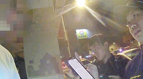 ▲桃園市黃姓男子本月13日凌晨4時許駕駛寶馬轎車停放在桃園區復興路紅線上，員警查發現黃男混身酒氣欲進行酒測，黃男卻拒絕酒測。（圖／桃園警分局提供）