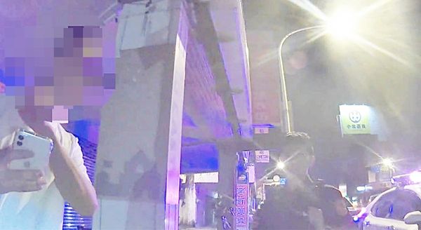 ▲桃園警分局員警請黃男繳出車鎖匙，將自小客車移置保管。（圖／桃園警分局提供）