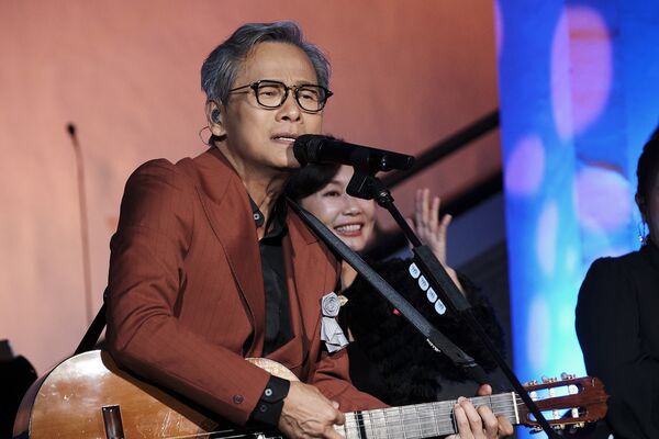 ▲▼羅大佑邀請黃韻玲現身合唱。（圖／大右音樂提供）