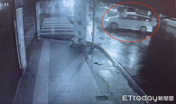 ▲▼監視器拍下計程車違規左轉遭灑水車攔腰撞，坐右後車座的馮男當場失去呼吸心跳             。（圖／記者陳以昇翻攝）