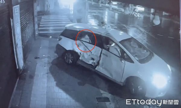▲▼監視器拍下計程車違規左轉遭灑水車攔腰撞，坐右後車座的馮男當場失去呼吸心跳             。（圖／記者陳以昇翻攝）