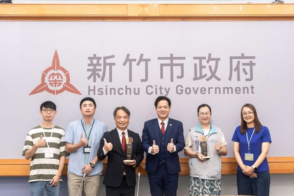 ▲新竹市代理市長邱臣遠今(22)日於市務會議中特別表揚相關同仁。（圖／新竹市政府提供）