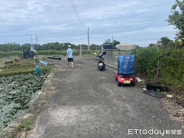 ▲84歲婦人電動代步車停放水圳邊，麻豆警方初步硎判係不慎意外落水溺斃。（記者林東良翻攝）