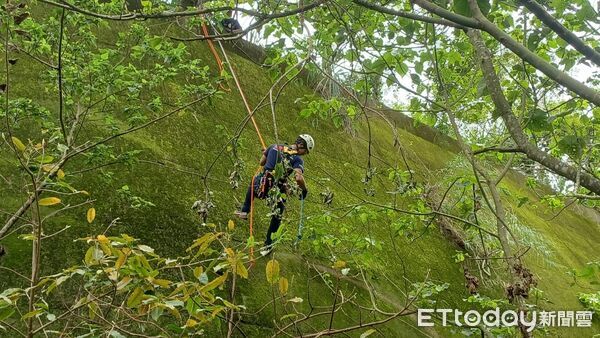 ▲消防人員於白河碧雲寺山區實施垂降訓練，模擬將受傷民眾從崖下安全吊掛救出。（記者林東良翻攝，下同）