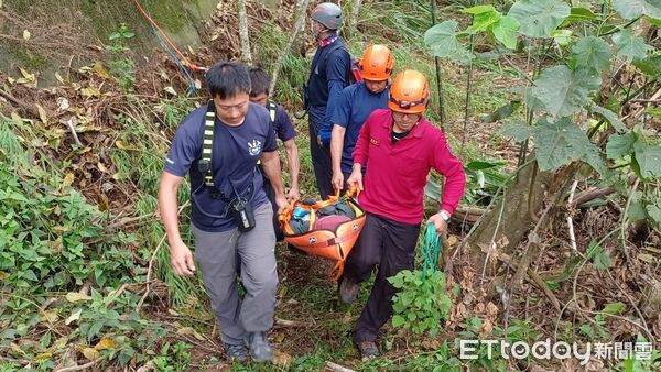 ▲消防人員於白河碧雲寺山區實施垂降訓練，模擬將受傷民眾從崖下安全吊掛救出。（記者林東良翻攝，下同）