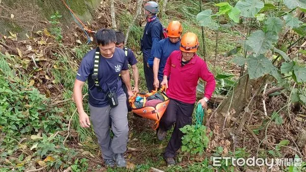 ▲消防人員於白河碧雲寺山區實施垂降訓練，模擬將受傷民眾從崖下安全吊掛救出。（記者林東良翻攝，下同）