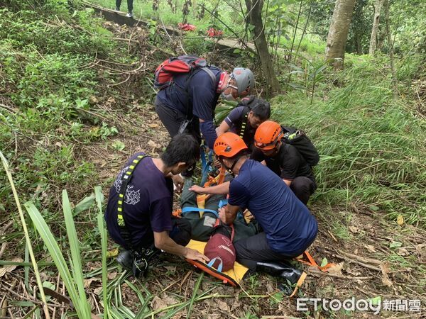 ▲消防人員於白河碧雲寺山區實施垂降訓練，模擬將受傷民眾從崖下安全吊掛救出。（記者林東良翻攝，下同）