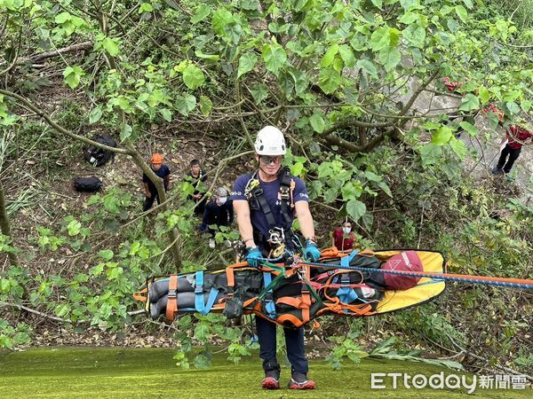 ▲消防人員於白河碧雲寺山區實施垂降訓練，模擬將受傷民眾從崖下安全吊掛救出。（記者林東良翻攝，下同）