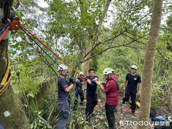 ▲消防人員於白河碧雲寺山區實施垂降訓練，模擬將受傷民眾從崖下安全吊掛救出。（記者林東良翻攝，下同）