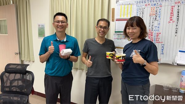 ▲丹丹漢堡佳里店、安和店代表今送餐至消防局第三大隊，慰勞堅守災後前線的消防弟兄。（記者林東良翻攝，下同）