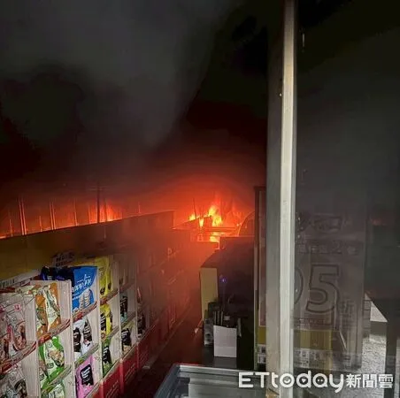 ▲台南市東區崇德路一間透天商店突冒濃煙，消防隊破門灌救，初判為冷凍櫃走火。（記者林東良翻攝，下同）