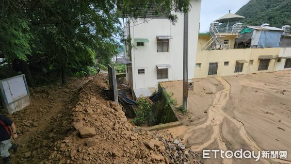 ▲南投縣埔里鎮蜈蚣里墘溪路後方山坡昨日爆發土石流。（圖／記者高堂堯翻攝）