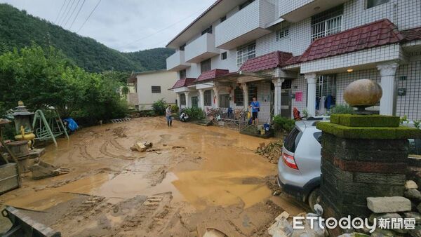 ▲南投縣埔里鎮蜈蚣里墘溪路後方山坡昨日爆發土石流。（圖／記者高堂堯翻攝）