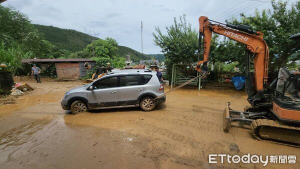 ▲南投縣埔里鎮蜈蚣里墘溪路後方山坡昨日爆發土石流。（圖／記者高堂堯翻攝）