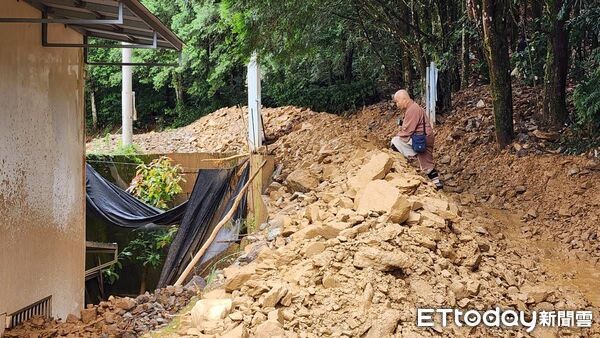 ▲南投縣埔里鎮蜈蚣里墘溪路後方山坡昨日爆發土石流。（圖／記者高堂堯翻攝）