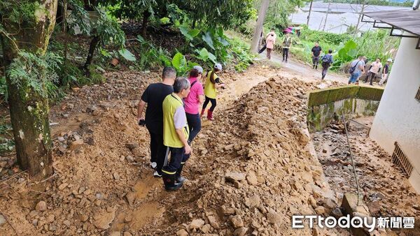 ▲南投縣埔里鎮蜈蚣里墘溪路後方山坡昨日爆發土石流。（圖／記者高堂堯翻攝）