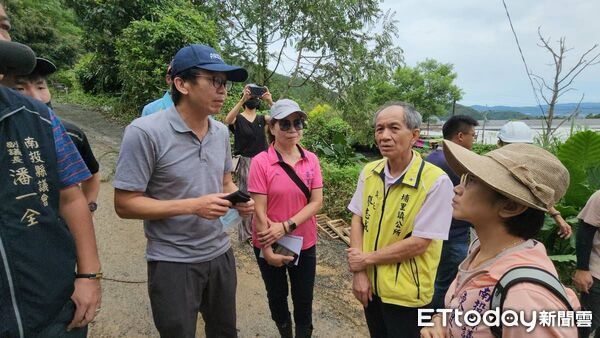 ▲南投縣埔里鎮蜈蚣里墘溪路後方山坡昨日爆發土石流。（圖／記者高堂堯翻攝）