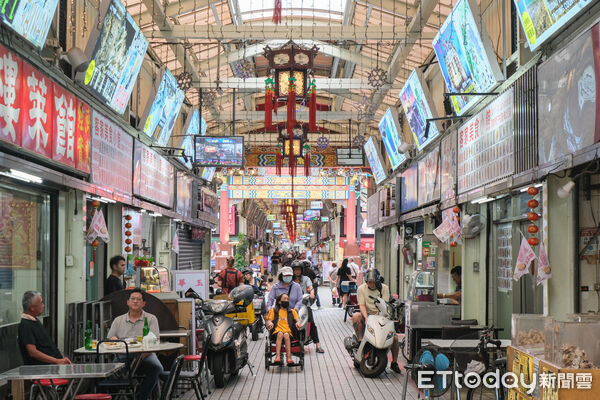 ▲華西街夜市,「源芳刈包」、「阿義魯肉飯」都曾獲米其林必比登肯定。（圖／記者彭懷玉攝）