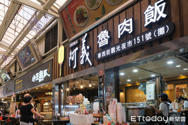 ▲華西街夜市,「源芳刈包」、「阿義魯肉飯」都曾獲米其林必比登肯定。（圖／記者彭懷玉攝）
