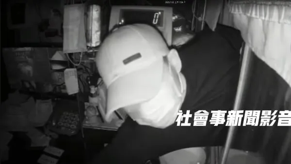 ▲台南市安南區一處回收場貨櫃屋遭竊，警方調閱監視器掌握嫌疑人潛入畫面。（圖／翻攝自社會事新聞影音，下同）