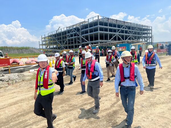 ▲職安衛顧問團隊進行高雄港第三及第五貨櫃中心碼頭改建工程現場訪視。（圖／港務公司）