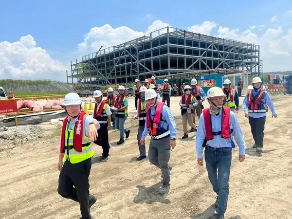 ▲職安衛顧問團隊進行高雄港第三及第五貨櫃中心碼頭改建工程現場訪視。（圖／港務公司）