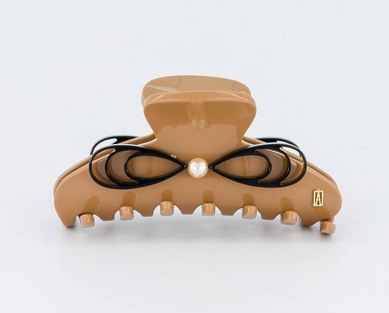 ▲▼張女行竊法國精品髮夾「髮上珠寶」被逮，坦承不諱。（圖／社會事新聞影音提供，下同）