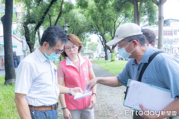 ▲屏東市長周佳琪與屏科大植物醫學教學醫院陳文華院長會勘瑞光路二段褐根病感染情形。（圖／屏東市公所提供）