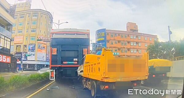 ▲桃園市張姓男子今天下午駕駛貨車行經桃園區春日路往市區時，突然偏離車道撞上待轉貨車，圖為撞擊瞬間。（圖／記者沈繼昌翻攝）