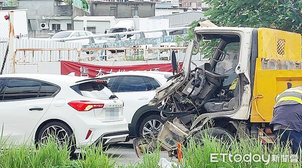 ▲桃園市張姓男子今天下午駕駛貨車行經桃園區春日路往市區時，突然偏離撞上待轉大貨車，貨車車道嚴重凹陷。（圖／記者沈繼昌翻攝）