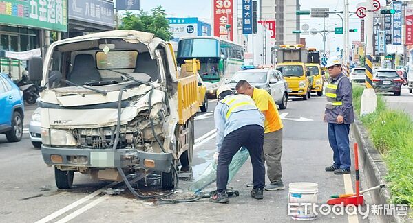 ▲桃園市張姓男子今天下午駕駛貨車偏離撞上待轉大貨車，警方與工務單位到場清理現場。（圖／記者沈繼昌翻攝）