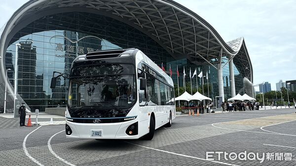 ▲▼TOYOTA H2 City Gold 與 Hyundai Elec City FCEV 氫能巴士，今天在「2025台灣氫能與電動大客車淨零移動論壇」開放試乘。（圖／記者吳世龍攝）
