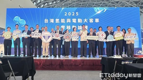 ▲▼TOYOTA H2 City Gold 與 Hyundai Elec City FCEV 氫能巴士，今天在「2025台灣氫能與電動大客車淨零移動論壇」開放試乘。（圖／記者吳世龍攝）