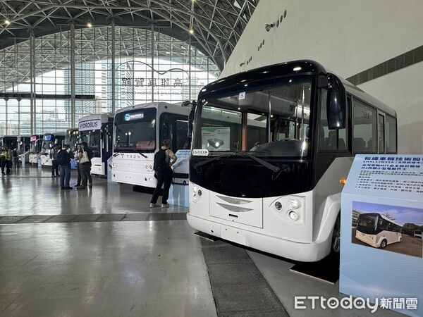 ▲▼TOYOTA H2 City Gold 與 Hyundai Elec City FCEV 氫能巴士，今天在「2025台灣氫能與電動大客車淨零移動論壇」開放試乘。（圖／記者吳世龍攝）