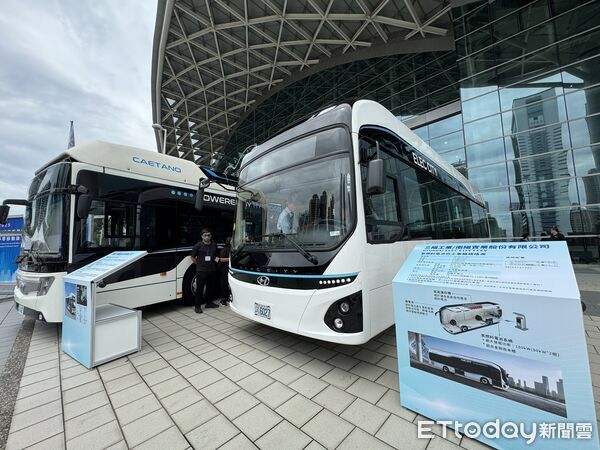 ▲▼TOYOTA H2 City Gold 與 Hyundai Elec City FCEV 氫能巴士，今天在「2025台灣氫能與電動大客車淨零移動論壇」開放試乘。（圖／記者吳世龍攝）