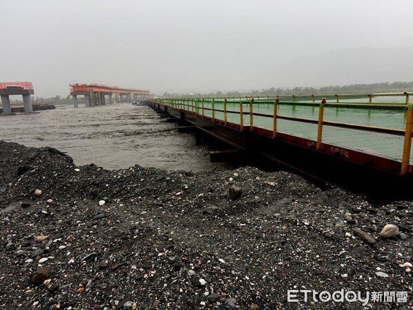 ▲秀姑巒溪因豪雨致水位高漲，淹沒高寮便橋。（圖／記者王兆麟翻攝，下同）