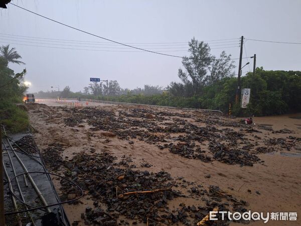 ▲秀姑巒溪因豪雨致水位高漲，淹沒高寮便橋。（圖／記者王兆麟翻攝，下同）