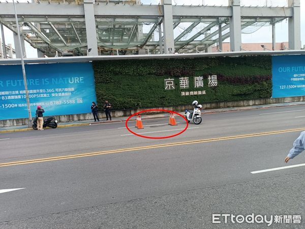 ▲京華城基地前路面塌陷，警方到場警戒中。（圖／民眾提供，下同）