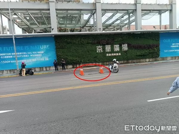 ▲京華城基地前路面塌陷，警方到場警戒中。（圖／民眾提供，下同）
