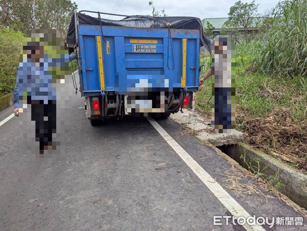 ▲麻豆警分局查獲3名男子趁風災期間剪斷基地台訊號電纜，現場查扣約700公尺訊號線與油壓剪等作案工具。（記者林東良翻攝，下同）
