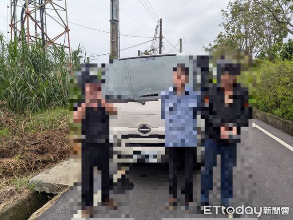 ▲麻豆警分局查獲3名男子趁風災期間剪斷基地台訊號電纜，現場查扣約700公尺訊號線與油壓剪等作案工具。（記者林東良翻攝，下同）