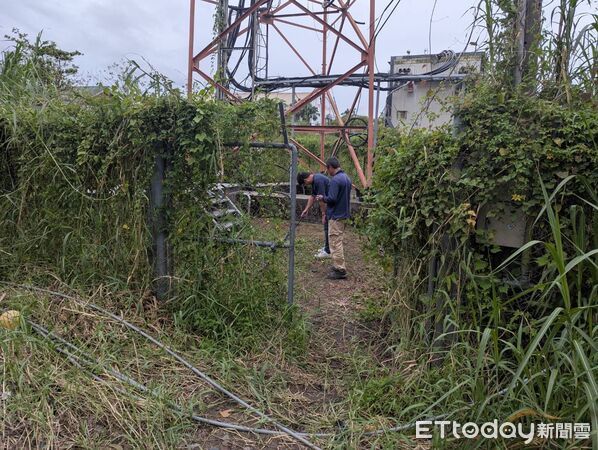 ▲麻豆警分局查獲3名男子趁風災期間剪斷基地台訊號電纜，現場查扣約700公尺訊號線與油壓剪等作案工具。（記者林東良翻攝，下同）