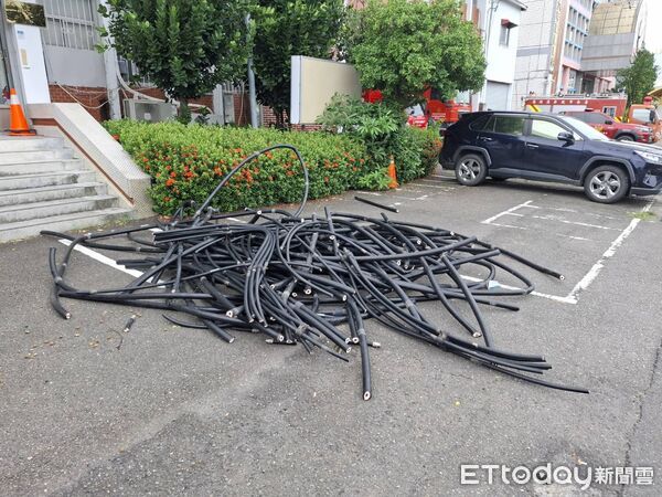 ▲麻豆警分局查獲3名男子趁風災期間剪斷基地台訊號電纜，現場查扣約700公尺訊號線與油壓剪等作案工具。（記者林東良翻攝，下同）