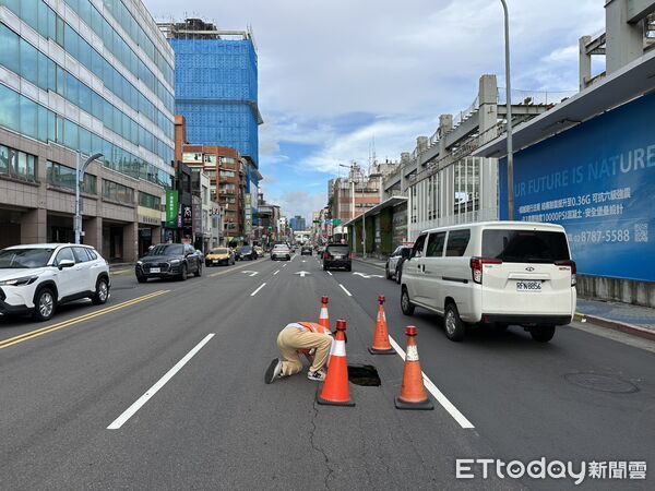 ▲▼京華城基地前路面塌陷，警方到場警戒中。（圖／記者張君豪翻攝）