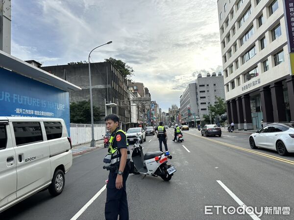 ▲▼京華城基地前路面塌陷，警方到場警戒中。（圖／記者張君豪翻攝）