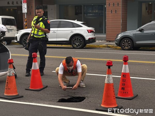 ▲▼京華城基地前路面塌陷，警方到場警戒中。（圖／記者張君豪翻攝）