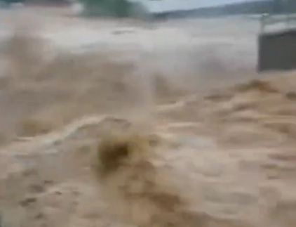 ▲山區河水暴漲。（圖／翻攝自微博，上同）